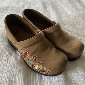 Dansko Clogs with embroidered flowers, Size 40